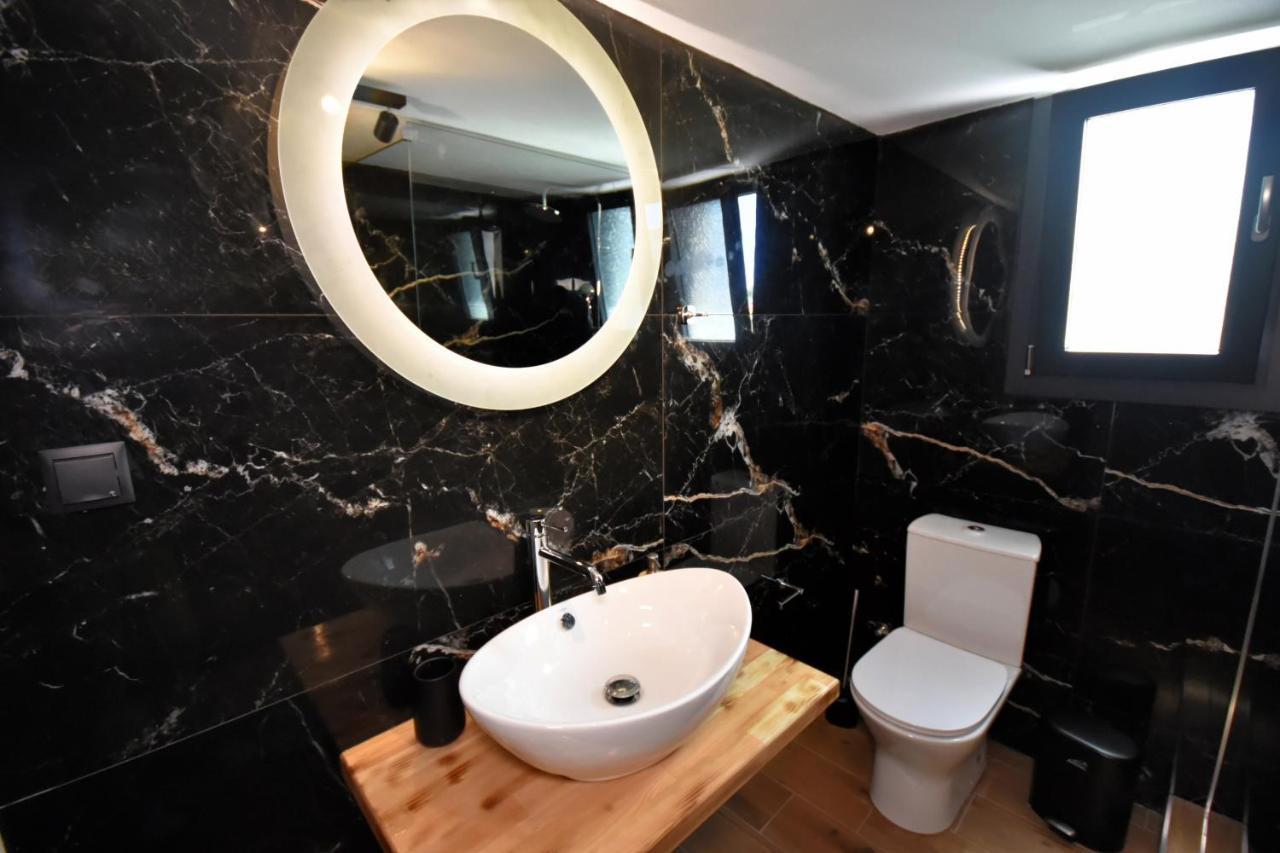 Artemis Apartment *
